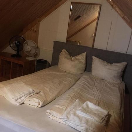 Zimmer Im Dachgeschoss Kaiserslautern Exterior foto