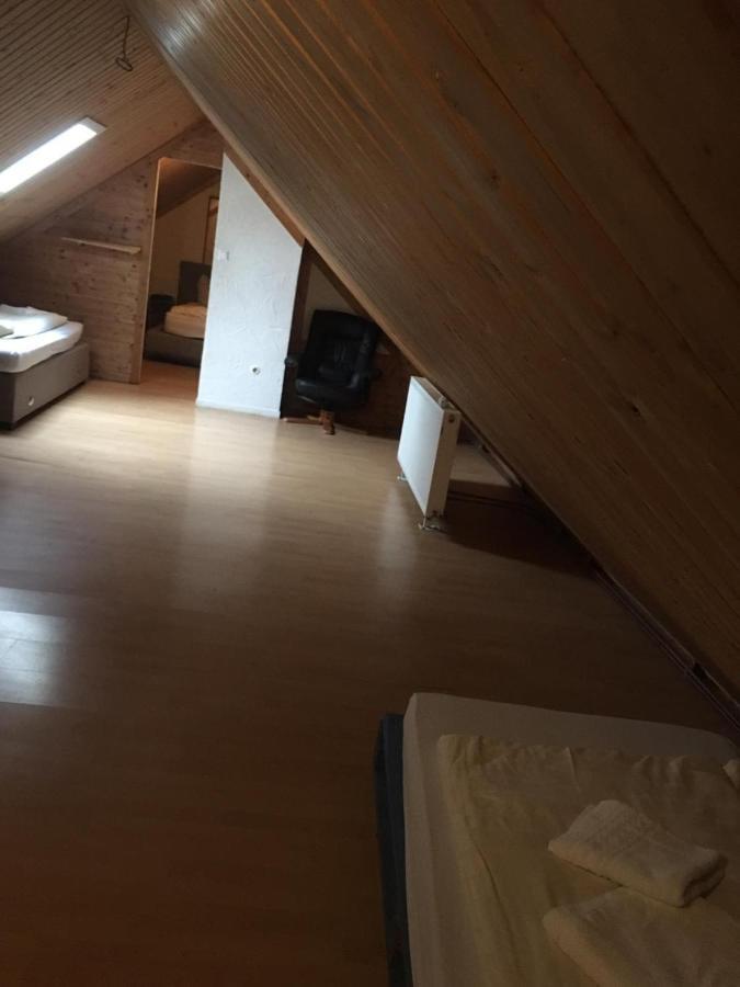 Zimmer Im Dachgeschoss Kaiserslautern Exterior foto