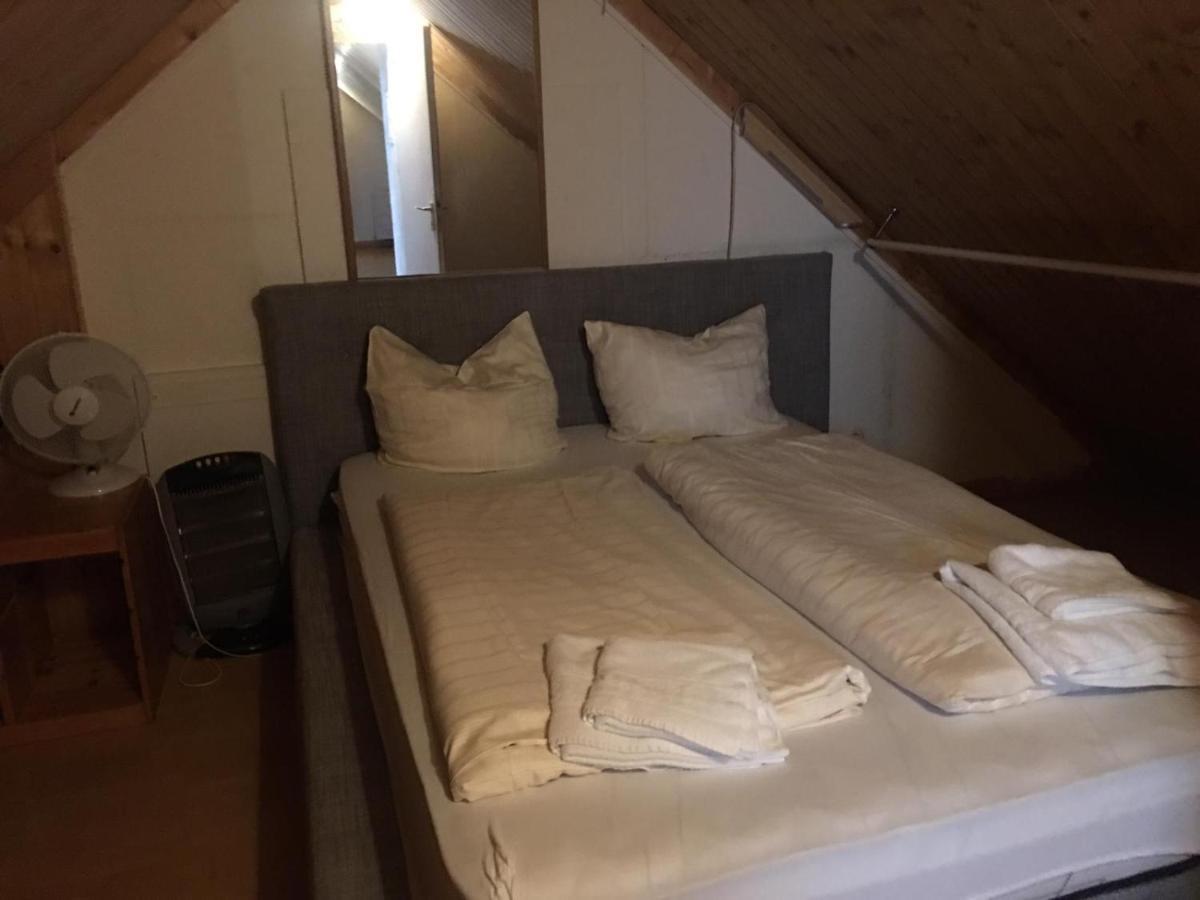 Zimmer Im Dachgeschoss Kaiserslautern Exterior foto
