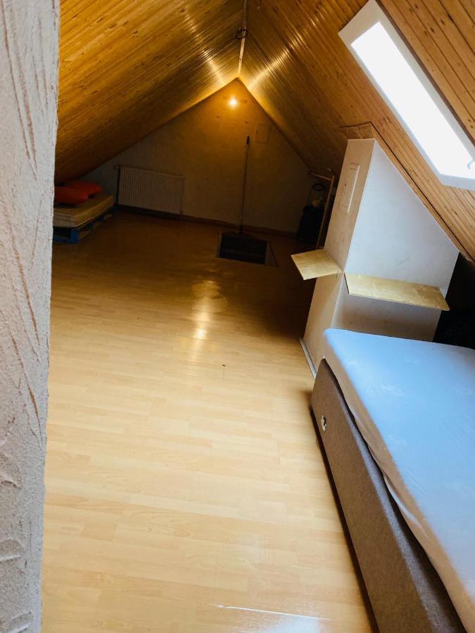 Zimmer Im Dachgeschoss Kaiserslautern Exterior foto
