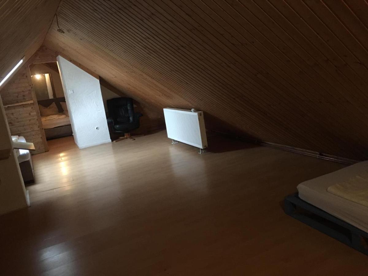 Zimmer Im Dachgeschoss Kaiserslautern Exterior foto